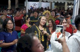 Ratusan Warga Joget Bareng di Lomba Sambung Lirik, Bupati Irwan Larut Sapa Warga di Sorowako