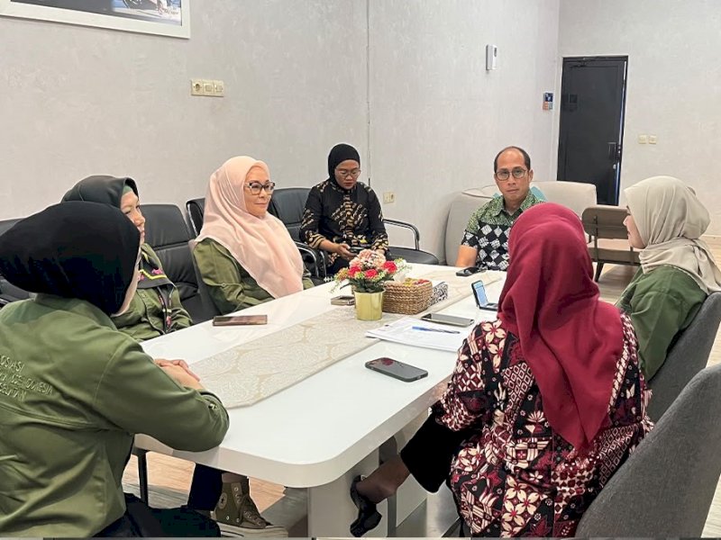 Kepala Dinas Pariwisata Kota Makassar, Achmad Hendra Hakamuddin, saat menerima audiensi APPMI Sulawesi Selatan bersama Dispar Kota Makassar di Ruang Rapat Kepala Dispar Kota Makassar, Kamis (8/10/2026). @Jejakfakta/dok. IST.