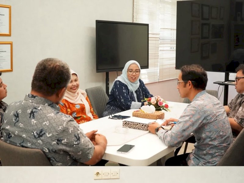 Dinas Pariwisata (Dispar) Kota Makassar, saat menerima audiesnsi Dinas Pariwisata dan Ekonomi Kreatif (Disparekraf) Provinsi DKI Jakarta dengan di Ruang Rapat Kepala Dinas Pariwisata Kota Makassar, Kamis (8/10/2026). @Jejakfakta/dok. IST.
