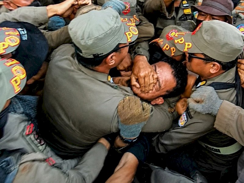 Dugaan kekerasan terhadap pendamping hukum petani Laoli, Muh. Pajrin Rahman dalam proses penggusuran di Luwu Timur berlanjut di Kepolisian Daerah Sulawesi Selatan (Polda Sulsel). Penyidik memeriksa tiga saksi fakta, termasuk petani korban penggusuran dan staf Lembaga Bantuan Hukum (LBH) Makassar, pada Rabu (7/10/2026). @Jejakfakta/IST.