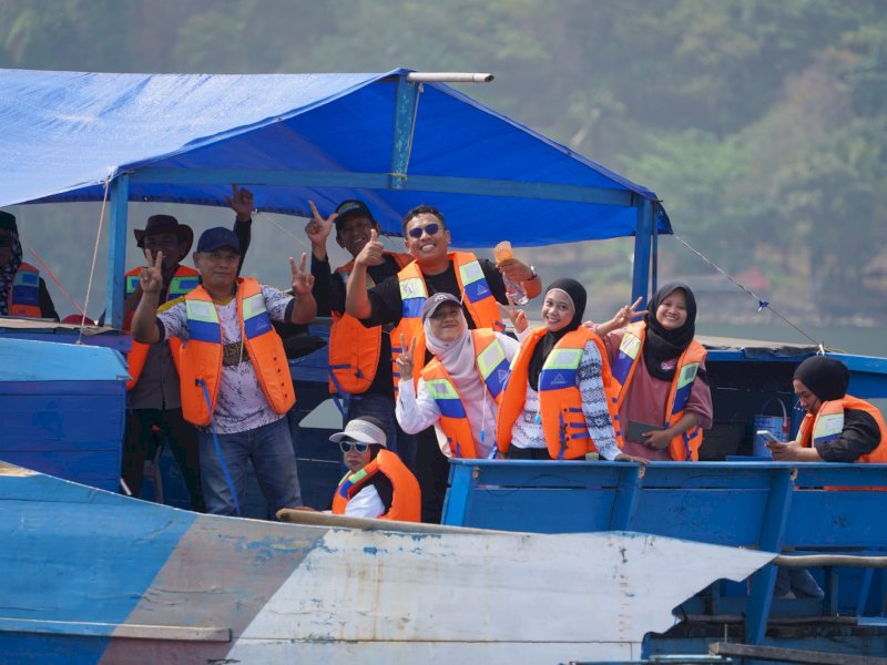 Sebanyak 23 kontingen Expo K-UMKM kabupaten/kota dan satu kontingen Pemerintah Provinsi Sulawesi Selatan diajak menjelajahi Danau Matano, Kamis (8/10/2026). @Jejakfakta/dok. Humas Pemkab Lutim