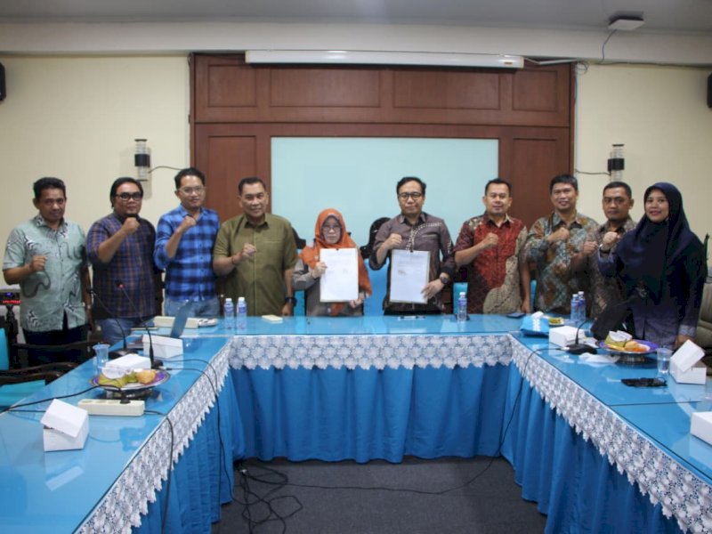 Badan Pengawas Pemilihan Umum (Bawaslu) Provinsi Sulawesi Selatan memperkuat kerja sama dengan Fakultas Ushuluddin dan Filsafat UIN Alauddin Makassar melalui penandatanganan nota kesepahaman atau Memorandum of Agreement (MoA), Kamis (8/10/2026). @Jejakfakta/dok. IST.