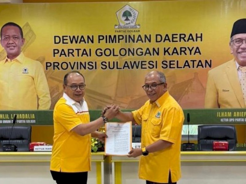 Ketua DPD I Partai Golkar Sulawesi Selatan, Ilham Arief Sirajuddin menyerahkan SK penunjukan tersebut kepada Supriansa sebagai Plt Ketua DPD II Golkar Makassar. @Jejakfakta/dok. IST.