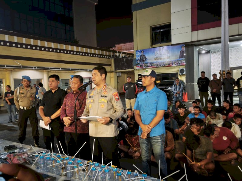 Kapolrestabes Makassar Kombes Pol Arya Perdana, saat memberikan keterangan pers terkait penggerebekan Kampung Narkoba Borta di Makassar, Jumat (9/10/2026). @Jejakfakta/Samsir Romk