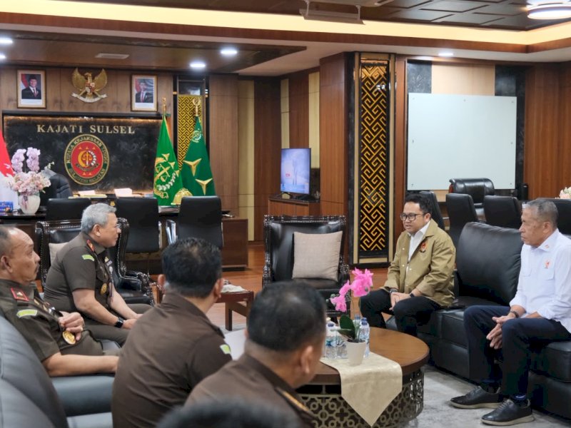 Ketua Komite Olahraga Nasional Indonesia (KONI) Sulawesi Selatan, Darmawangsyah Muin, saat berkoordinasi dengan Kepala Kejaksaan Tinggi (Kajati) Sulsel, Muhammad Syarifuddin, di ruang kerja Kajati Sulsel, Kamis (8/10/2026). @Jejakfakta/dok. IST.
