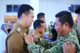 Bupati Pangkep Terima Brevet Kehormatan Kesehatan Penyelaman dan Hiperbarik TNI AL