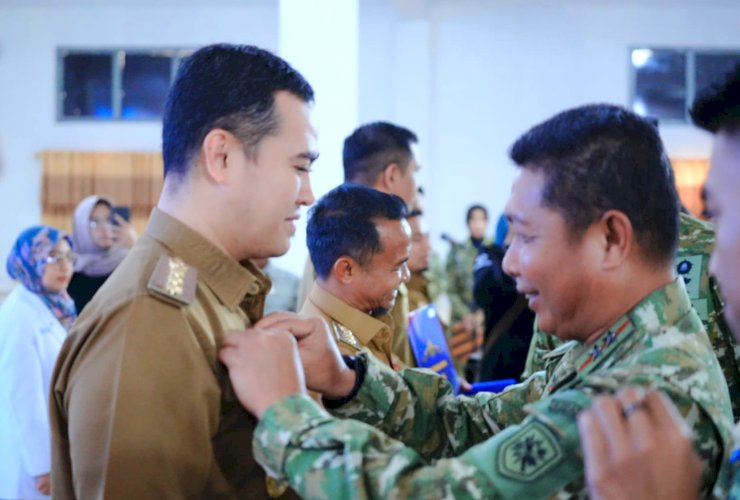 Bupati Pangkep Terima Brevet Kehormatan Kesehatan Penyelaman dan Hiperbarik TNI AL