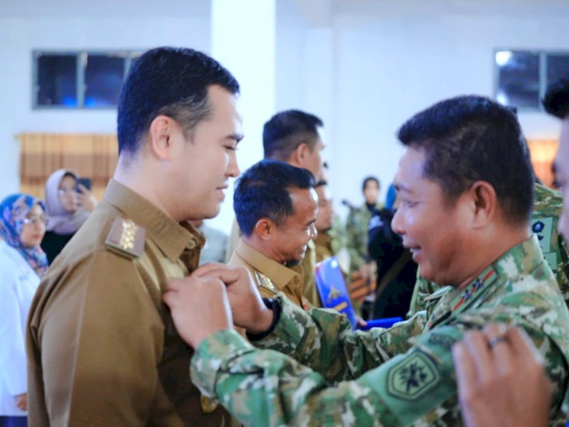 Bupati Pangkep, Muhammad Yusran Lalogau, menerima Brevet Kehormatan Kesehatan Penyelaman dan Hiperbarik dari TNI Angkatan Laut (AL). Disematkan langsung Komandan Komando Daerah TNI Angkatan Laut (Kodaeral) VI Makassar, Laksamana Muda TNI Andi Abdul Aziz, di Gedung Sultan Hasanuddin, Aula Markas Komando Kodaeral VI Makassar, Senin (12/10/2026). @jejakfaktacom/Humas Pemda Pangkep