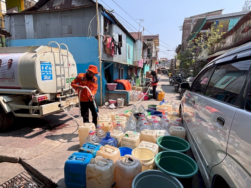 Badan Penanggulangan Bencana Daerah (BPBD) Kota Makassar, melakukan distribusi air bersih untuk memastikan kebutuhan dasar masyarakat tetap terpenuhi, terutama bagi warga yang kesulitan mengakses air bersih. @Jejakfakta/dok. Humas Pemkot Makassar
