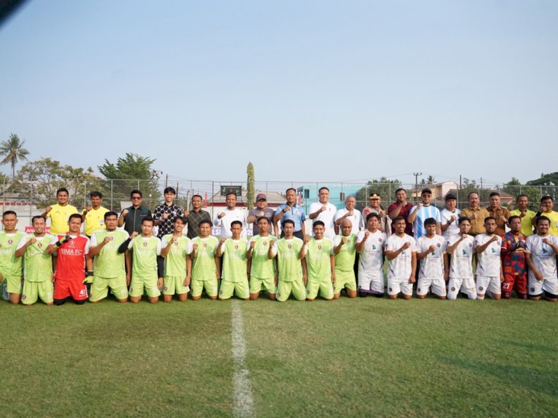 Pembukaan Sulsel Cup 2026 dilakukan langsung oleh Gubernur Sulawesi Selatan, Andi Sudirman Sulaiman, di Stadion Kalegowa, Jalan Poros Pallangga, Senin (12/10/2026). Gowa menjadi tuan rumah Sulsel Cup 2026 dalam rangka HUT ke-357 Sulsel. @Jejakfakta/dok. Humas Pemkab Gowa