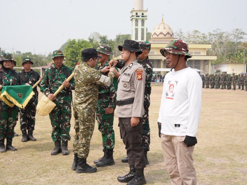 Wakil Bupati Gowa, Darmawangsyah Muin, saat memimpin upacara pembukaan TMMD ke-130 di Lapangan Sepak Bola Desa Barembeng, Kecamatan Bontonompo, Kabupaten Gowa, Selasa (13/10/2026). @Jejakfakta/dok. Humas Pemkab Gowa