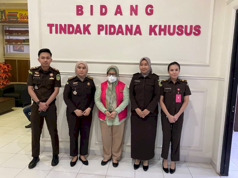 Mantan Direktur RSUD Syekh Yusuf Kabupaten Gowa, Ummu Salamah, dieksekusi ke Lembaga Pemasyarakatan (Lapas) Perempuan Kelas IIA Sungguminasa untuk menjalani hukuman tiga tahun penjara. @Jejakfakta/dok. IST.