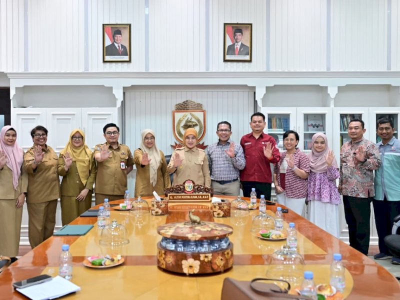 Wakil Wali Kota Makassar, Aliyah Mustika Ilham, menerima audiensi Yayasan Kareba Baji Sulawesi Selatan di Ruang Rapat Wakil Wali Kota Makassar, Selasa (13/10/2025). @Jejakfakta/dok. Humas Pemkot Makassar