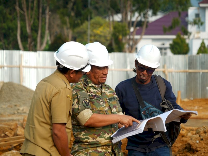 Bupati Luwu Timur, Irwan Bachri Syam, meninjau sejumlah proyek strategis daerah, di antaranya pembangunan Mal Pelayanan Publik (MPP) dan Lapangan Pendidikan, Selasa (13/10/2026). @Jejakfakta/dok. Humas Pemkab Lutim