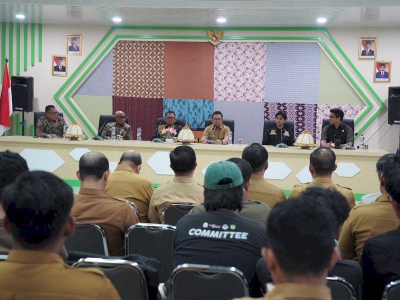 Wakil Bupati Gowa, Darmawangsyah Muin, saat menghadiri rapat koordinasi persiapan Expo UMKM Haji 2026 di Aula Kantor Kementerian Haji dan Umrah Kabupaten Gowa, Selasa (13/10/2026). @Jejakfakta/dok. Humas Pemkab Gowa