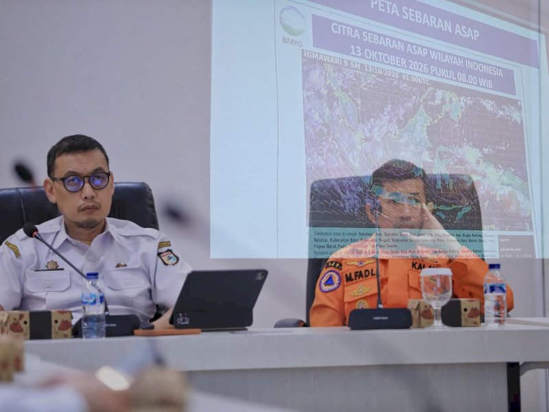 Sekretaris Daerah (Sekda) Kota Makassar, Andi Zulkifly Nanda, saat memimpin rapat koordinasi lintas sektor untuk membahas penanganan pencemaran udara akibat partikel halus PM2.5 dan kabut asap, di Balai Kota Makassar, Rabu (14/10/2026). @Jejakfakta/dok. Humas Pemkot Makassar