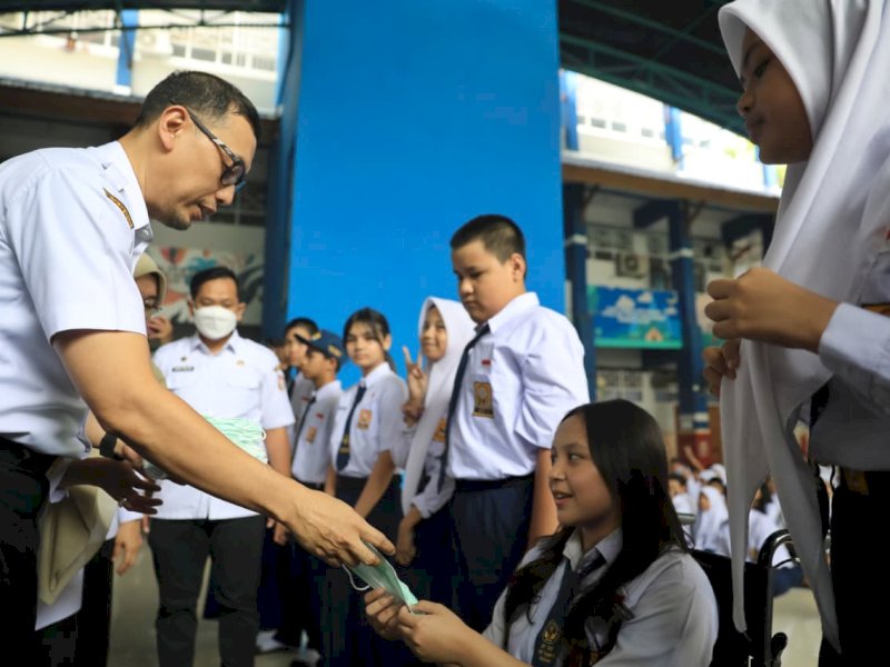 Sekretaris Daerah Kota Makassar, Andi Zulkifly Nanda, bersama jajaran perangkat daerah turun langsung membagikan masker kepada siswa SMP Negeri 6 Makassar, Rabu (14/10/2026). @Jejakfakta/dok. Humas Pemkot Makassar