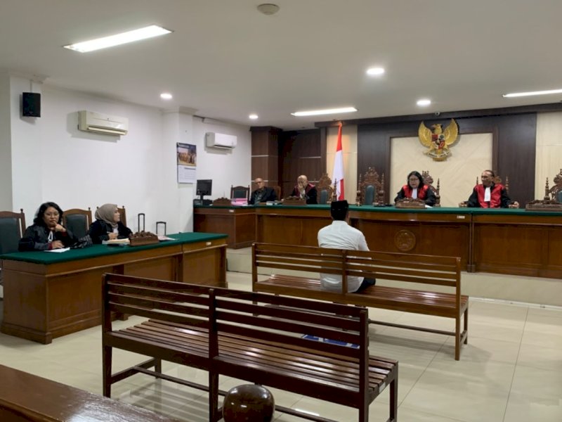 Majelis Hakim Pengadilan Negeri (PN) Makassar menjatuhkan vonis 15 tahun penjara kepada Pirman, mantan anggota Polri berpangkat Bripda, dalam kasus pembunuhan juniornya, Bripda Dirja Pratama (19) di Ruang Sidang Bagir Manan, PN Makassar, Rabu (14/10/2026). @Jejakfakta/dok. IST.