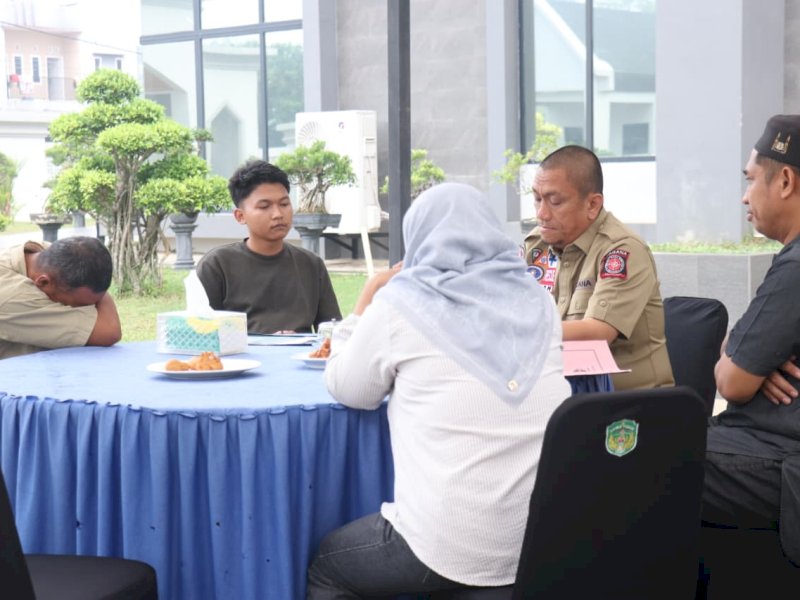 Bupati Luwu Timur, Irwan Bachri Syam, saat menerima seorang warga di kediaman pribadinya di Malili, Kamis pagi (15/10/2026). @Jejakfakta/dok. Humas Pemkab Lutim