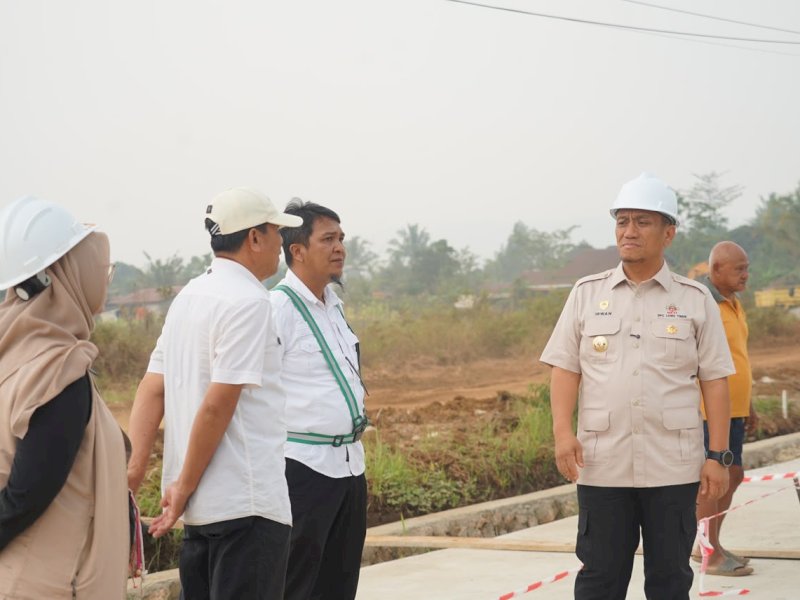 Bupati Luwu Timur, Irwan Bachri Syam, meninjau kondisi Jembatan Loppe di Desa Mahalona serta akses jalan beton penghubung SP1&ndash;SP3 dari Desa Libukan Mandiri ke Desa Buangin, Kecamatan Towuti, Rabu (14/10/2026). @Jejakfakta/dok. Humas Pemkab Lutim
