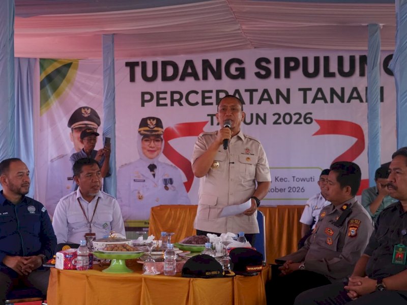 Bupati Luwu Timur, Irwan Bachri Syam, membuka kegiatan Tudang Sipulung Percepatan Tanam Tahun 2026 yang diselenggarakan oleh Dinas Pertanian dan Ketahanan Pangan Kabupaten Luwu Timur di Desa Mahalona, Kecamatan Towuti, Rabu (14/10/2026). @Jejakfakta/dok. Humas Pemkab Lutim