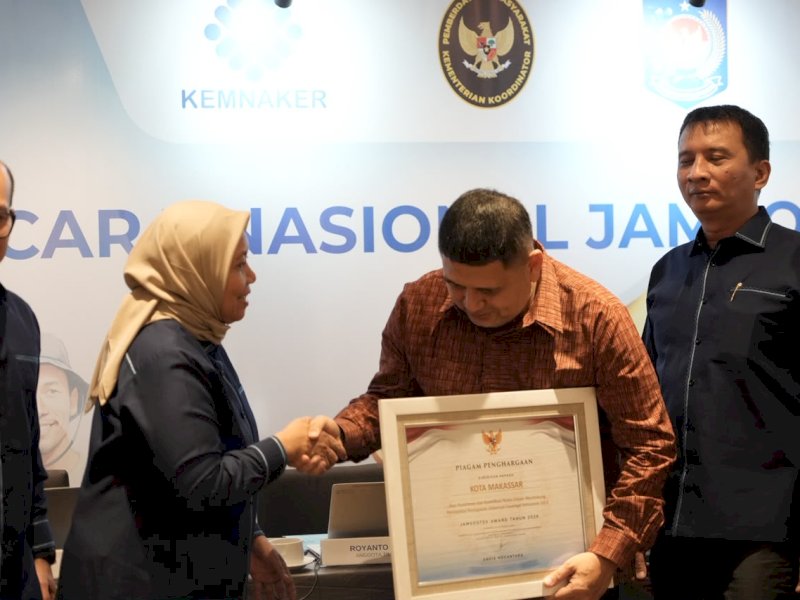Wali Kota Makassar, Munafri Arifuddin, saat menerima penghargaan Jamsostek Award 2026 yang diselenggarakan oleh Kementerian Koordinator Bidang Pemberdayaan Masyarakat RI di Jakarta, Kamis (15/10/2026). @Jejakfakta/dok. Humas Pemkot Makassar