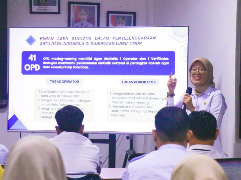 Kepala Diskominfo-SP Luwu Timur, Andi Tabacina Akhmad, saat membuka kegiatan Pembinaan Identifikasi Kegiatan Statistik Sektoral dan Coaching Portal Satu Data, di Aula Media Center Diskominfo-SP Luwu Timur, Selasa (13/10/2026). @Jejakfakta/dok. Humas Pemkab Lutim
