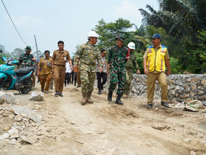 Bupati Luwu Timur, Irwan Bachri Syam, meninjau pengerjaan rabat beton dan peningkatan jalan melalui program TNI Manunggal Membangun Desa (TMMD) ke-130 di Dusun Rende-Rende, Desa Parumpanai, Kecamatan Wasuponda, Selasa (13/10/2026). @Jejakfakta/dok. Humas Pemkab Lutim