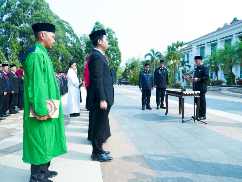 Bupati Luwu Timur, Irwan Bachri Syam, saat melantik dan mengambil sumpah 616 Aparatur Sipil Negara (ASN) dalam jabatan fungsional di lingkungan Pemerintah Kabupaten Luwu Timur, di Halaman Kantor Bupati Luwu Timur, Malili, Jumat (16/10/2026). @Jejakfakta/dok. Humas Pemkab Lutim