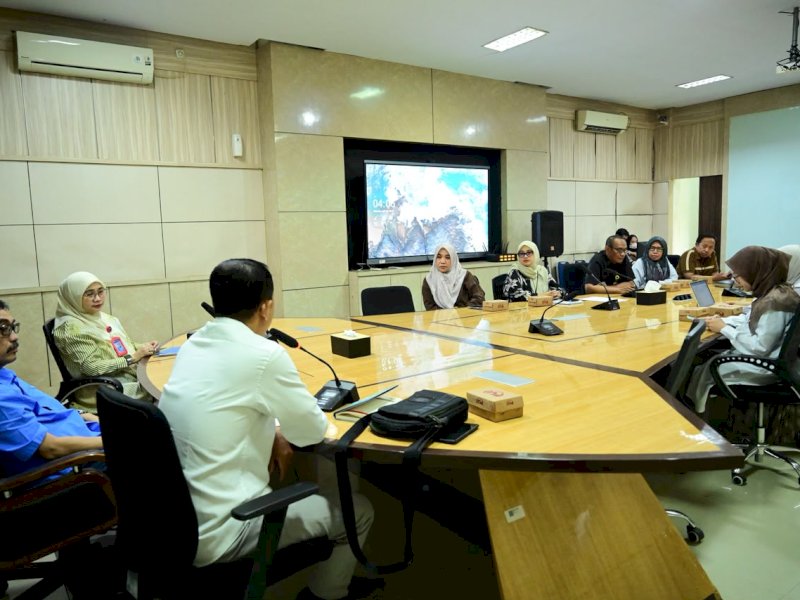 Pelaksana Tugas (Plt) Direktur Utama Perumda Air Minum Kota Makassar, Andi Syahrum, bersama Plt Direktur Keuangan, Wirda Fauzah Madjid, menerima audiensi Otoritas Jasa Keuangan (OJK) Sulawesi Selatan dan Sulawesi Barat (Sulselbar) di Ruang Rapat Direksi, Jumat (16/10/2026). @Jejakfakta/dok. Humas PDAM Makassar