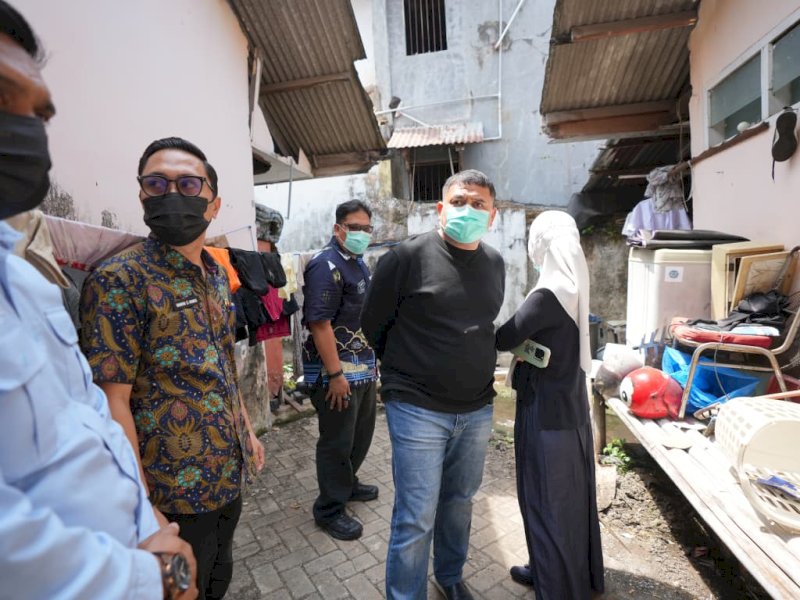 Wali Kota Makassar, Munafri Arifuddin, menemukan kondisi lingkungan yang kumuh saat melakukan inspeksi mendadak (sidak) di Puskesmas Jongaya, Jalan Andi Tonro, Kelurahan Pa&rsquo;baeng-baeng, Kecamatan Tamalate, Jumat (16/10/2026). @Jejakfakta/dok. Humas Pemkot Makassar