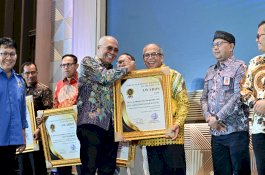 Ilham Arief Sirajuddin Raih Penghargaan Tokoh Peduli Wartawan Profesional dan Mendorong Kemajuan PWI