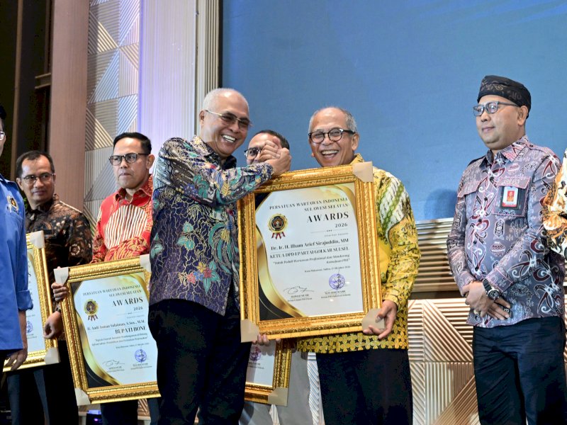 Penghargaan PWI Awards   diserahkan langsung oleh Ketua PWI Pusat, di Hotel Claro, Makassar, Sabtu (17/10/2026). @jejakfaktacom/Reza