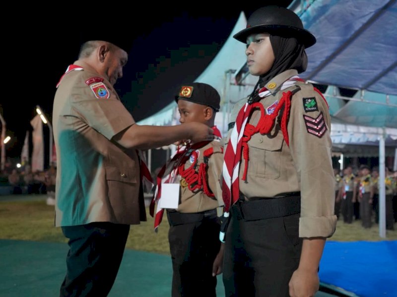 Bupati Luwu Timur sekaligus Ketua Majelis Pembimbing Cabang (Mabicab) Gerakan Pramuka Kwartir Cabang Luwu Timur, Irwan Bachri Syam, secara resmi membuka kegiatan Scout Camp dan Jamboree On The Air and Jamboree On The Internet (Jota-Joti) Gerakan Pramuka Kwartir Cabang Luwu Timur 2026 di Bundaran Batara Guru (BBG), Malili, Jumat malam (16/10/2026). @Jejakfakta/dok. Humas Pemkab Lutim