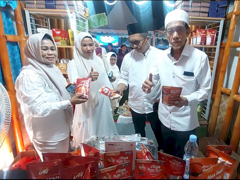 Wakil Bupati Pangkep Abd Rahman Assagaf, mengunjungi stan Pangkep pada Ekspo HUT Sulsel di Lapangan Hasanuddin Makassar,  Jum'at, (16/10/2026). @jejakfaktacom/Humas Pemda Pangkep.