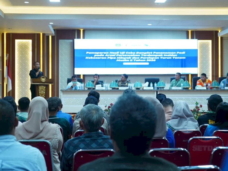 Bupati Luwu Timur, Irwan Bachri Syam, saat menghadiri pemaparan hasil uji coba demplot penanaman padi sekaligus persiapan turun tanam Musim Tanam II Tahun 2026, di Aula Sasana Praja, Kantor Bupati Luwu Timur, Jumat (16/10/2026). @Jejakfakta/dok. Humas Pemkab Lutim