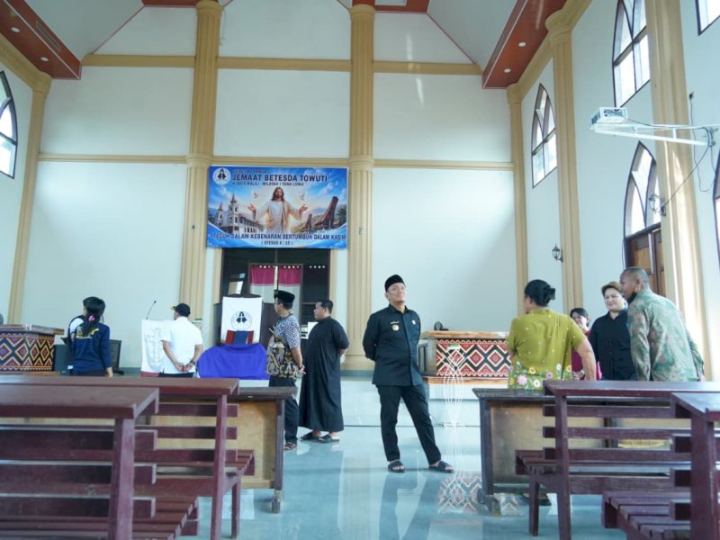 Bupati Luwu Timur, Irwan Bachri Syam, meninjau Gereja Toraja Betesda Towuti, Jumat (16/10/2026). Progres pembangunan gereja dilaporkan telah mencapai sekitar 80 persen. @Jejakfakta/dok. Humas Pemkab Lutim
