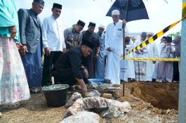 Letakkan Batu Pertama Masjid Al-Mustafa, Bupati Irwan Alokasikan Bantuan Rp500 Juta