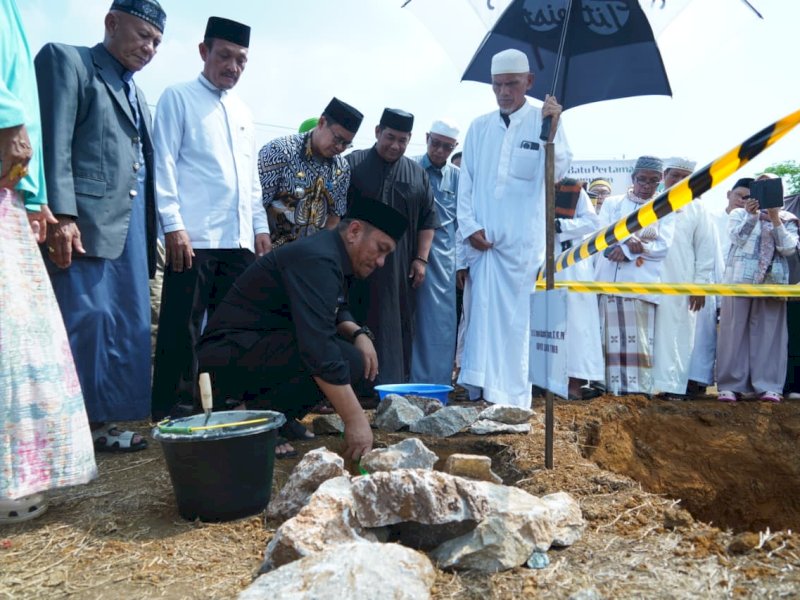 Bupati Luwu Timur, Irwan Bachri Syam, meletakkan batu pertama pembangunan Masjid Al-Mustafa di Desa Baruga, Kecamatan Towuti, Jumat (16/10/2026). @Jejakfakta/dok. Humas Pemkab Lutim