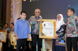 Berkat Program Pro-Rakyat, Irwan-Puspa Raih Penghargaan Bergengsi dari PWI Sulsel
