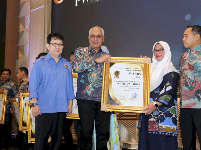 Wakil Bupati Luwu Timur, Hj. Puspawati Husler, saat menerima penghargaan PWI Awards 2026, di Sandeq C, Claro Hotel, Makassar, Sabtu (17/10/2026). @Jejakfakta/dok. Humas Pemkab Lutim
