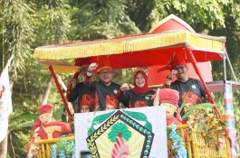 HUT ke-357 Sulsel, Plt Bupati Gowa dan Ketua TP PKK Meriahkan Kirab Swasembada Pangan