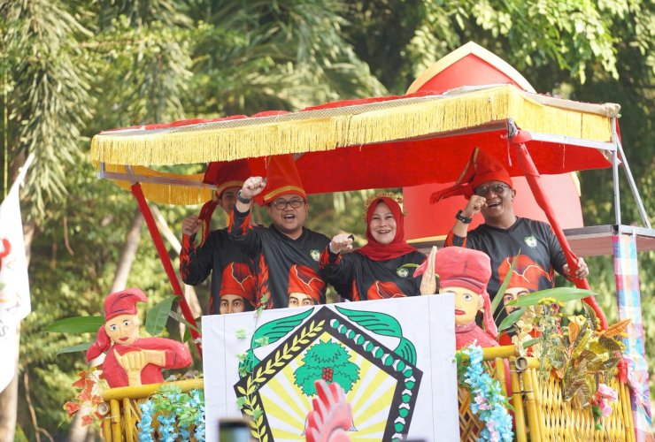 HUT ke-357 Sulsel, Plt Bupati Gowa dan Ketua TP PKK Meriahkan Kirab Swasembada Pangan