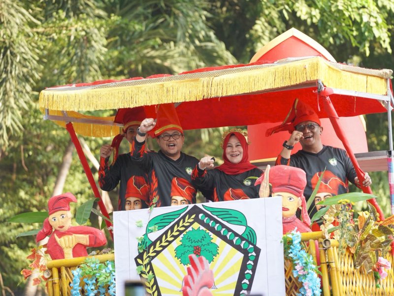 Plt Bupati Gowa Darmawangsyah Muin dan Ketua TP PKK, saat  mengikuti Kirab Swasembada Pangan dalam rangka HUT ke-357 Sulawesi Selatan di Jalan Jenderal Sudirman, Makassar, Minggu (18/10/2026). @Jejakfakta/dok. Humas Pemkab Gowa