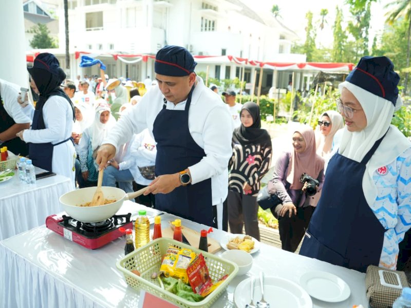 Wali Kota Makassar Munafri Arifuddin berhasil meraih juara I dalam lomba memasak nasi goreng antar kepala daerah se-Sulawesi Selatan, Minggu (18/10/2026). @Jejakfakta/dok. Humas Pemkot Makassar