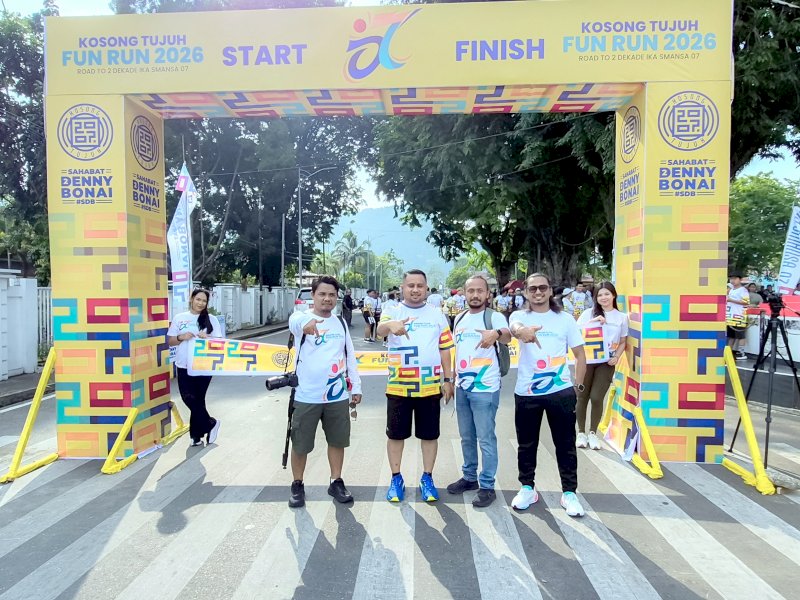 Denny Henry Bonai bersama Ikatan Alumni SMA Negeri 1 Serui Tahun 2007 (IKA SMANSA 2007). @jejakfaktacom/Ist.