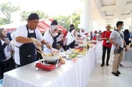 Bupati Luwu Timur Unjuk Kebolehan Memasak Nasi Goreng di HUT Sulsel ke-357