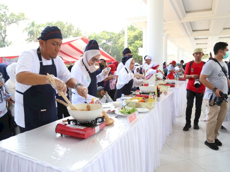 Bupati Luwu Timur, Irwan Bachri Syam, saat menunjukkan bakat lainnya dengan memasak nasi goreng bersama unsur Forum Koordinasi Pimpinan Daerah (Forkopimda) Sulawesi Selatan dan para kepala daerah se-Sulawesi Selatan di Rumah Jabatan Gubernur Sulawesi Selatan, Ahad (18/10/2026). @Jejakfakta/dok. Humas Pemkab Lutim