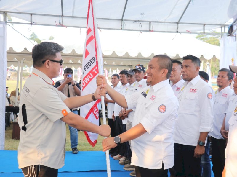 Bupati Luwu Timur, Irwan Bachri Syam, saat dilantik sebagai Ketua Pengurus Cabang Indonesia Off-Road Federation (IOF) Kabupaten Luwu Timur masa bakti 2026&ndash;2030 oleh Ketua Pengurus Daerah (Pengda) IOF Provinsi Sulawesi Selatan, Adi Rasyid Ali, di Bundaran Batara Guru (BBG), Malili, Sabtu (17/10/2026). @Jejakfakta/dok. Humas Pemkab Lutim