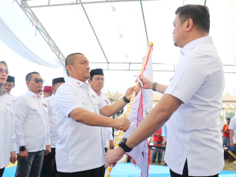 Bupati Luwu Timur, Irwan Bachri Syam, dilantik sebagai Ketua PMI Kabupaten Luwu Timur periode 2026&ndash;2031 oleh Ketua PMI Provinsi Sulawesi Selatan, Dr. Adnan Purichta Ichsan, di Bundaran Batara Guru (BBG), Malili, Jumat (16/10/2026). @Jejakfakta/dok. Humas Pemkab Lutim